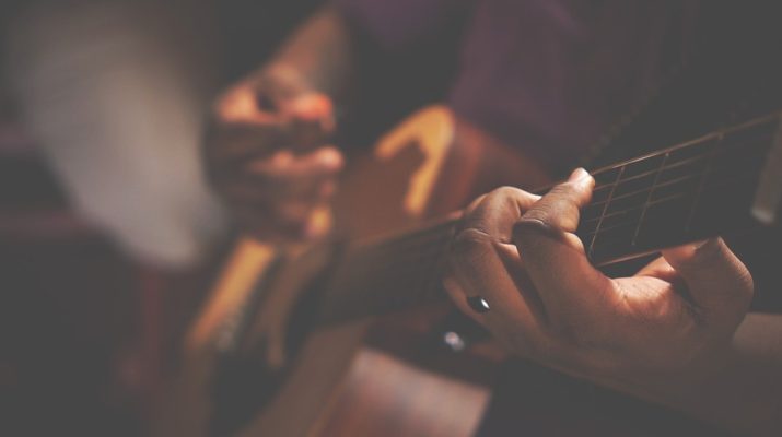 Firemní večírek bez živé kapely? Neexistuje. Víme, kolik stojí české kapely