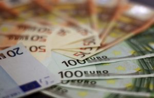 Pojmy ze světa měny, které se vám před dovolenou do zahraničí mohou hodit