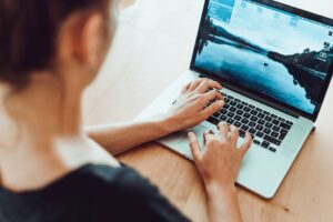 Dlouhodobé sezení při práci – jak minimalizovat zdravotní následky?