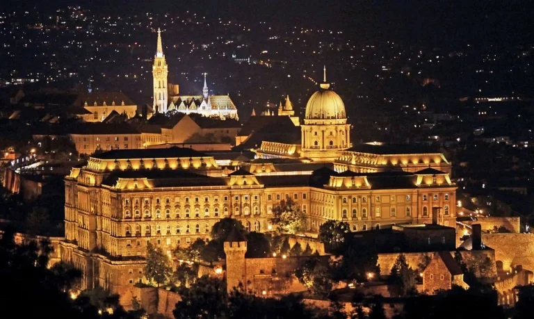 Osvětlený hradní areál v Budapešti.