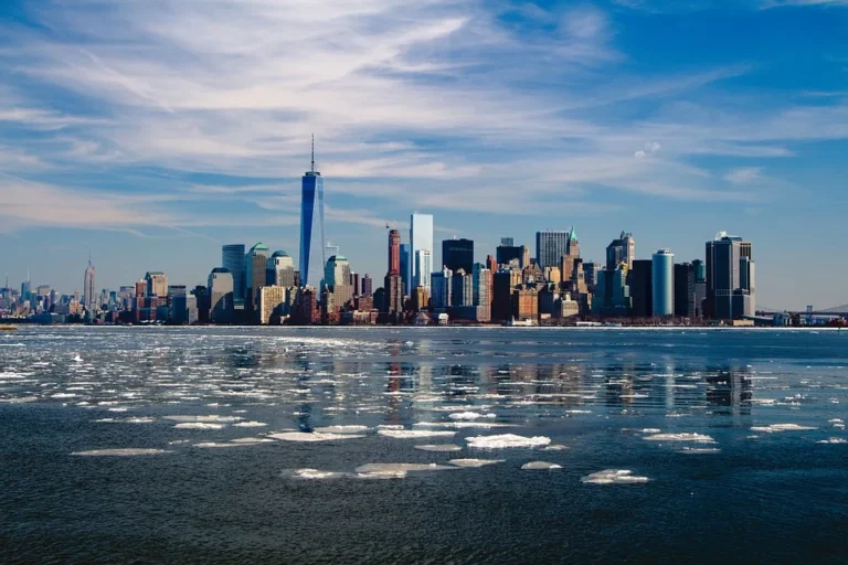 Panorama Manhattanu od vody.