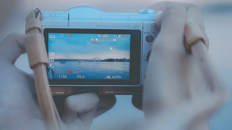 Fotografování moře digitálním fotoaparátem.