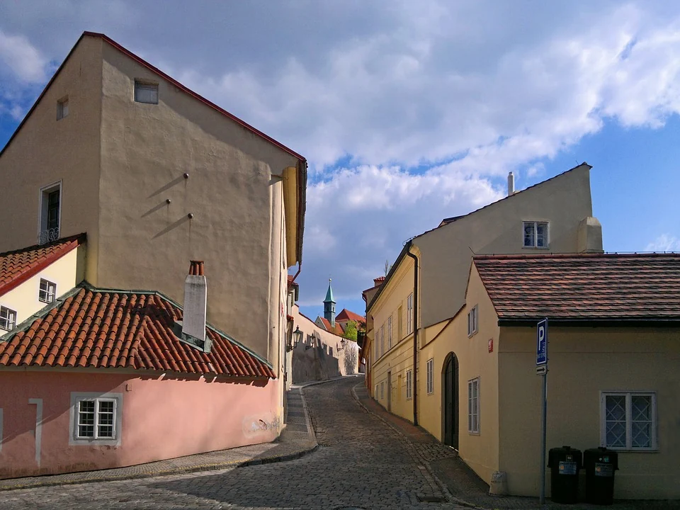 Pražská ulička s historickými domy.