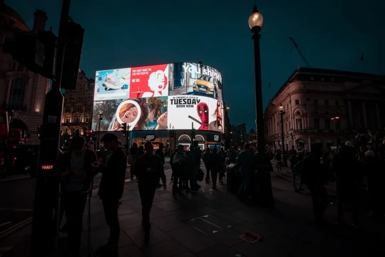 Digitální reklamní obrazovky ve večerním městě – ilustrační fotografie.