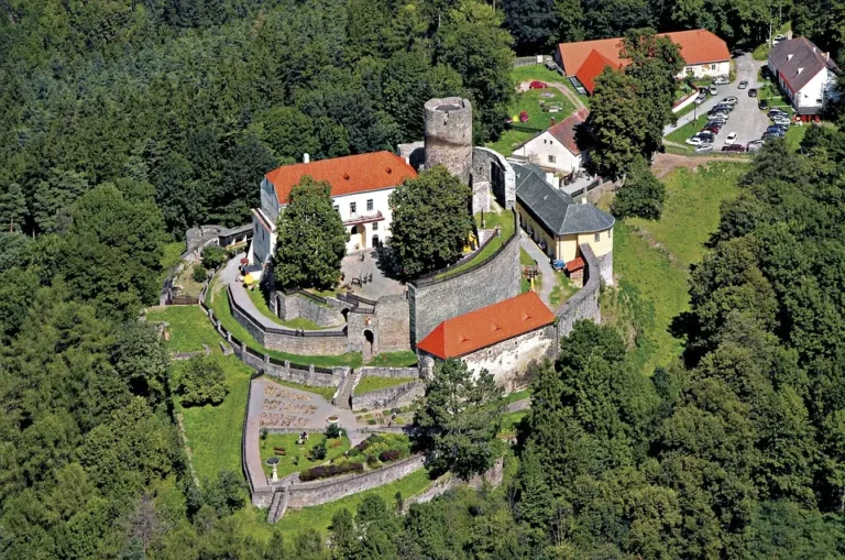 Hradní areál – archivní ilustrační fotografie k výletu na Svojanov.