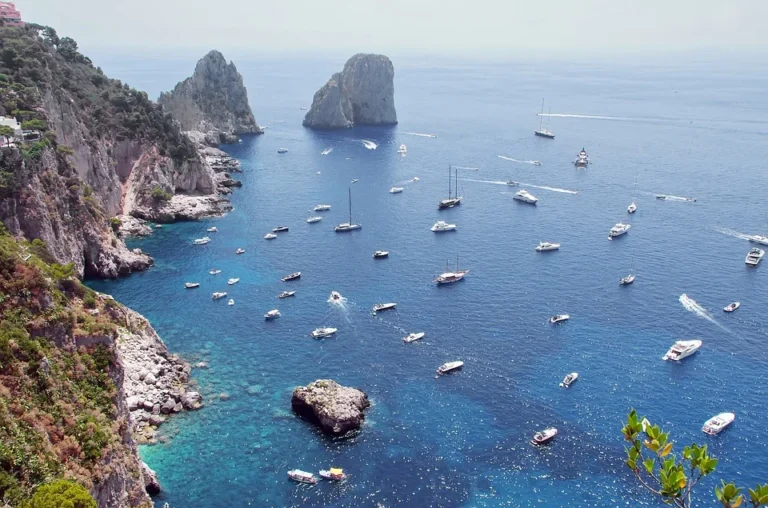 Pobřeží ostrova Capri – archivní fotografie k plánování výletu.
