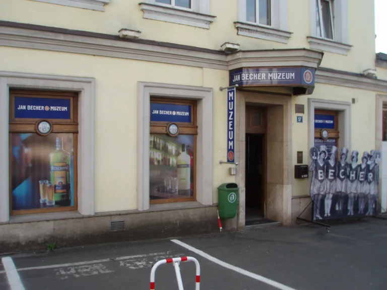 Historická budova muzea Jana Bechera v Karlových Varech, archivní fotografie z roku 2011