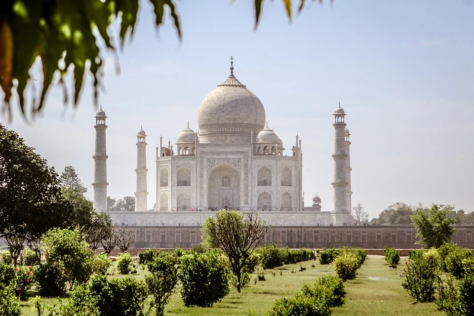 Taj Mahal v Ágře se zahradou v popředí, archivní fotografie