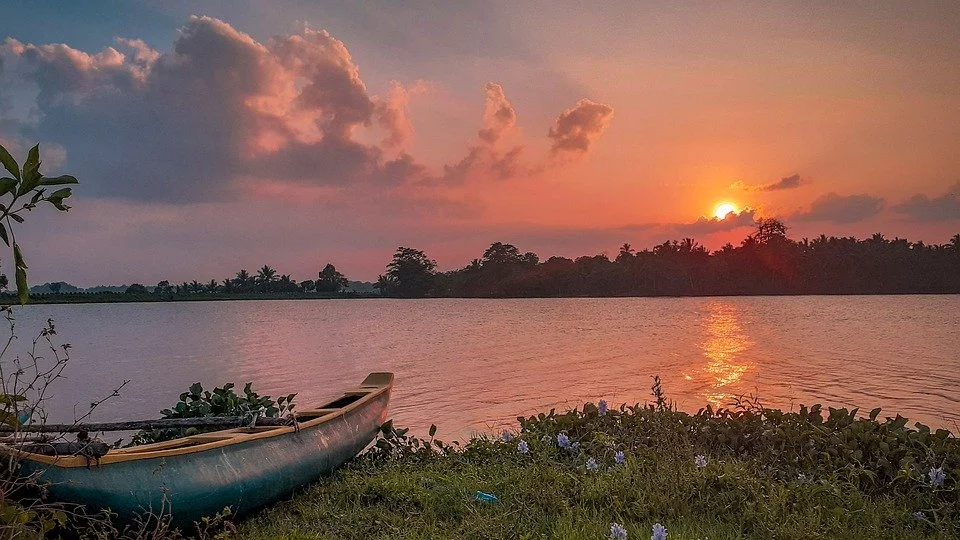 Loď na klidné vodě při západu slunce, archivní ilustrační fotografie