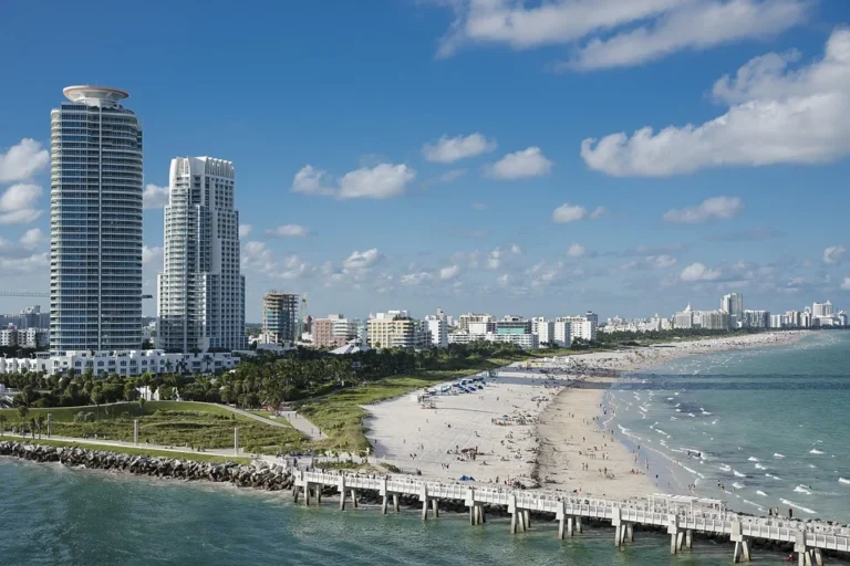 Pobřeží s pláží a výškovými budovami, archivní ilustrační fotografie k návštěvě Miami