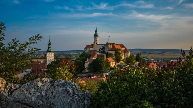 Pohled na Mikulov a jeho historickou zástavbu z okolního návrší.