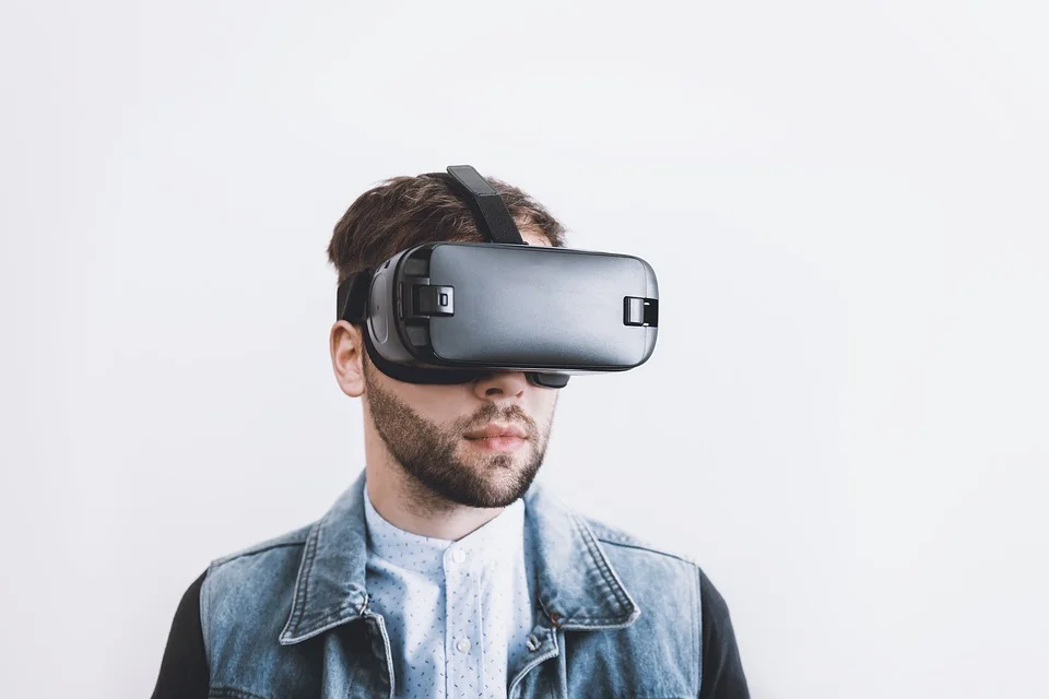 Muž s VR headsetem; ilustrační fotografie, nikoli dokumentace návštěvy Virtuplexu.