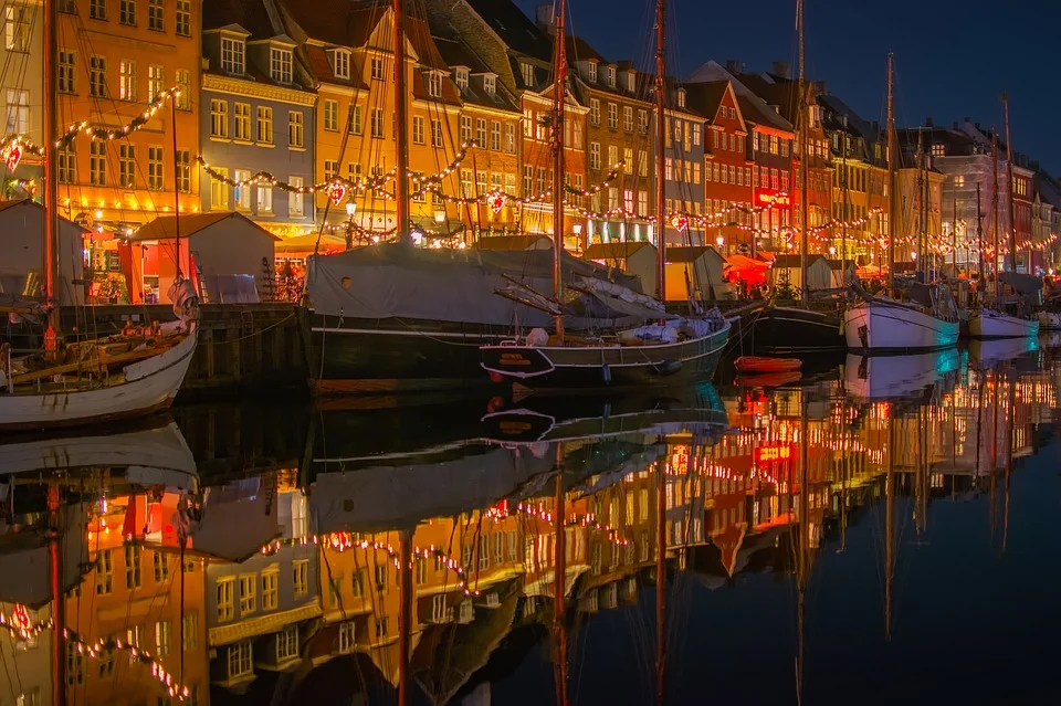 Barevné domy a lodě u osvětleného kodaňského nábřeží Nyhavn