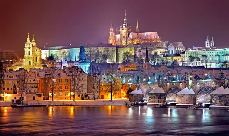 Večerní panorama Prahy jako výchozího místa výletu, ilustrační fotografie