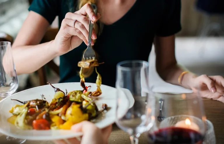 Host u stolu s jídlem v restauraci, ilustrační fotografie