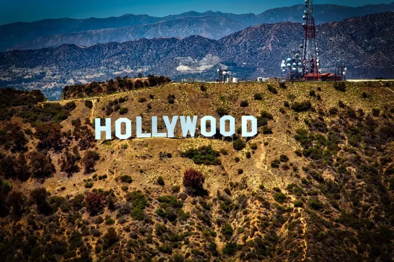 Bílý nápis Hollywood na svahu nad Los Angeles.