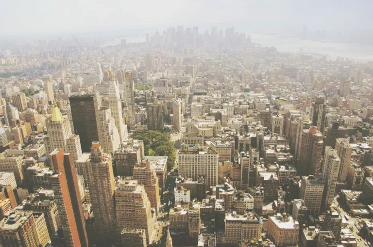 Pohled na hustou zástavbu a výškové budovy New Yorku.