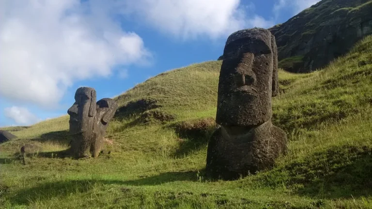 Kamenné sochy moai v krajině ostrova Rapa Nui.