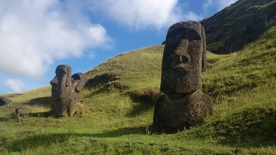 Kamenné sochy moai v krajině ostrova Rapa Nui.