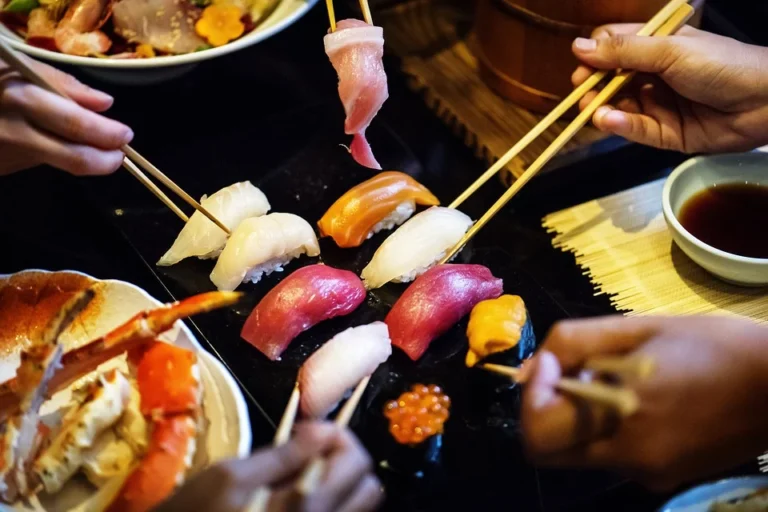 Sushi na společném stole jako ukázka jedné části japonské kuchyně.