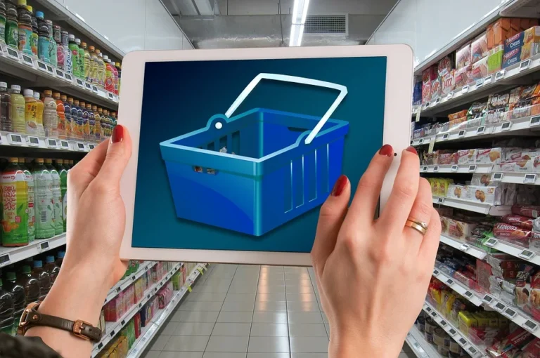 Tablet s nákupním košíkem v prodejně, ilustrační fotografie