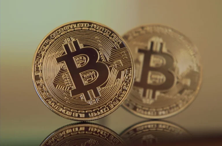 Kovový žeton se symbolem bitcoinu, ilustrační fotografie
