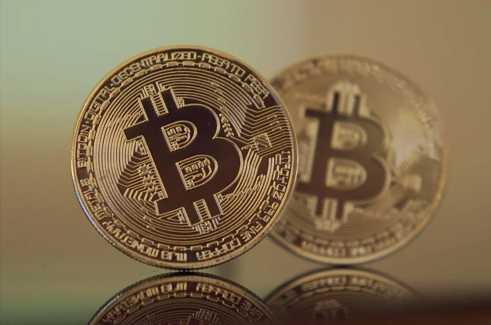 Kovový žeton se symbolem bitcoinu, ilustrační fotografie