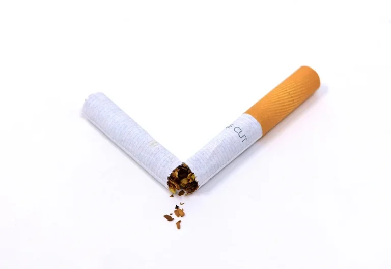 Zlomená cigareta na bílém pozadí jako ilustrace odvykání kouření