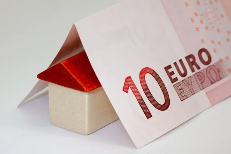 Model domu pod eurobankovkou, ilustrační fotografie hypotéky