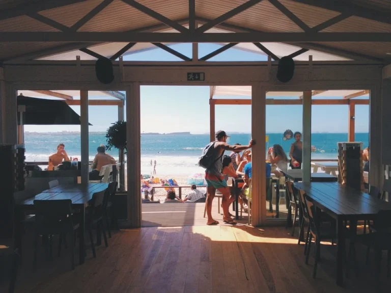 Interiér restaurace s otevřeným výhledem na moře; ilustrační fotografie, nikoli některý z popisovaných podniků.