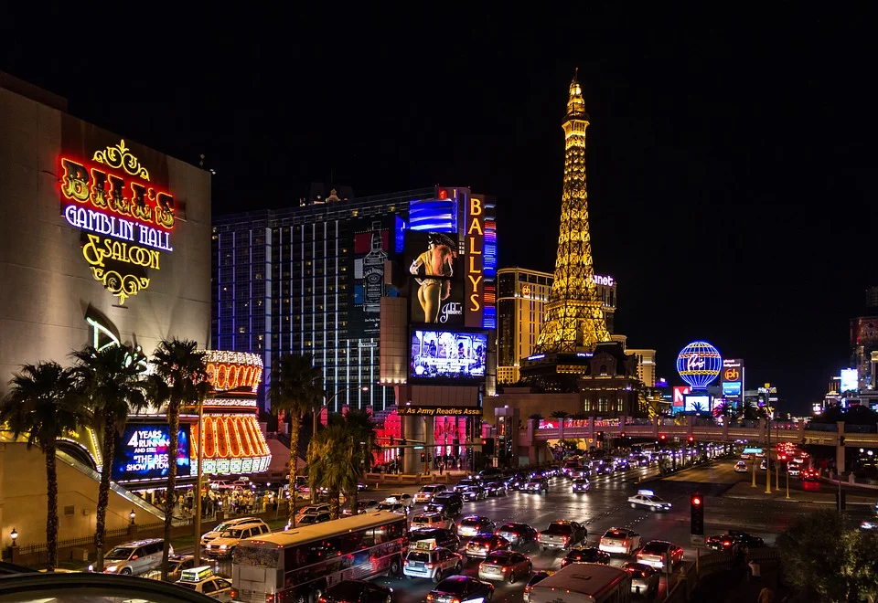 Osvětlené hotelové budovy a ulice v Las Vegas večer.