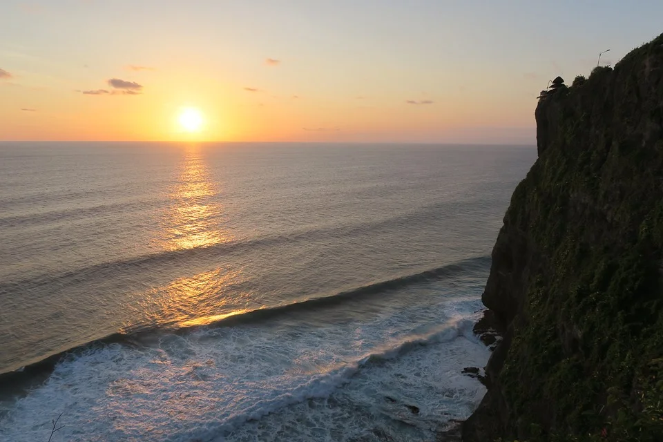 Pobřeží při západu slunce – ilustrační fotografie k dovolené na Bali.