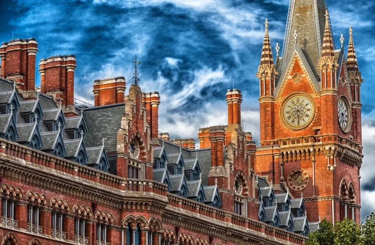 Železniční stanice St Pancras v Londýně jako ilustrace cesty do města