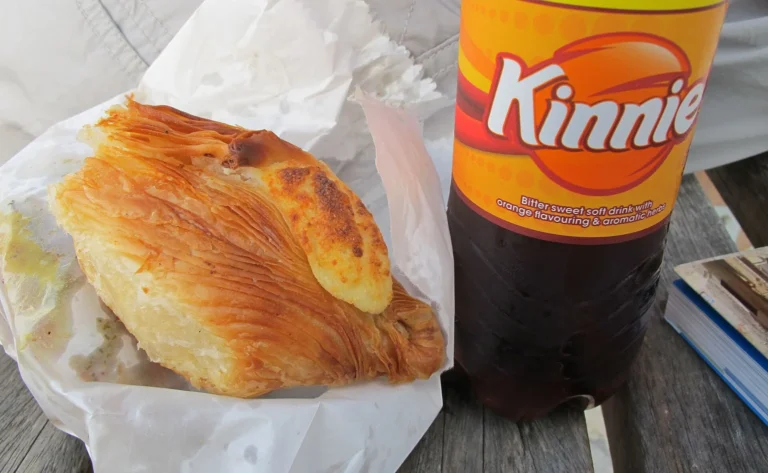 Maltské pečivo pastizz s lahví nealkoholického nápoje Kinnie