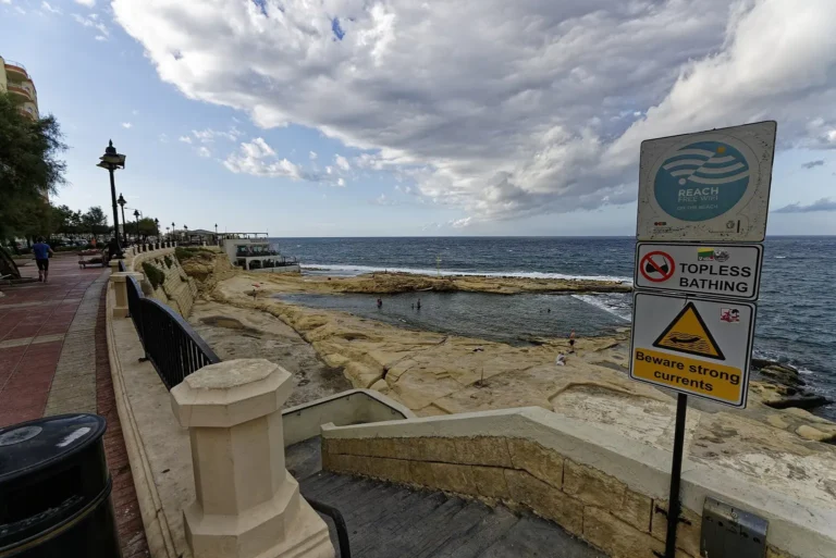 Promenáda a skalnaté koupací pobřeží ve Sliemě na Maltě