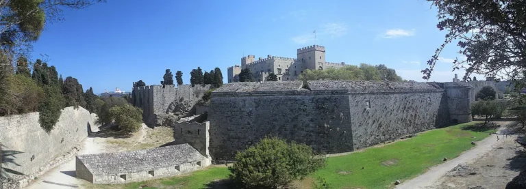Středověké hradby a příkop historického města Rhodos