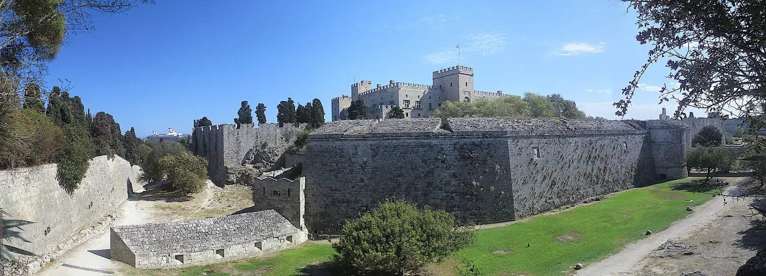 Středověké hradby a příkop historického města Rhodos