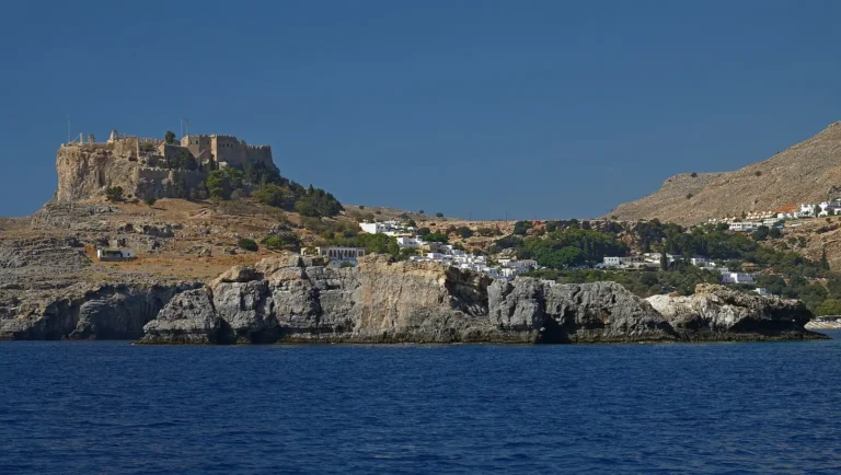 Akropole a vesnice Lindos na Rhodosu při pohledu od moře