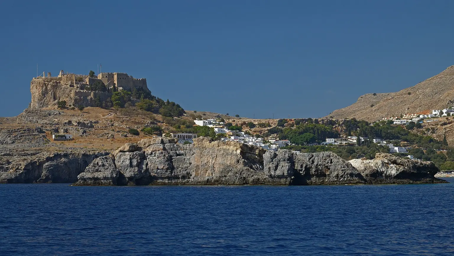 Akropole a vesnice Lindos na Rhodosu při pohledu od moře