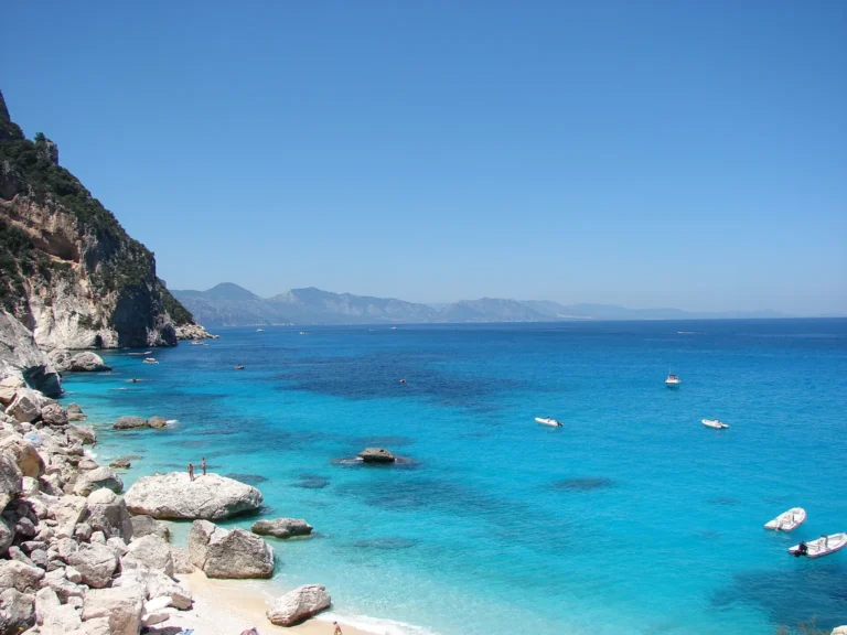 Tyrkysové moře a skalnaté pobřeží u Cala Goloritzé na Sardinii