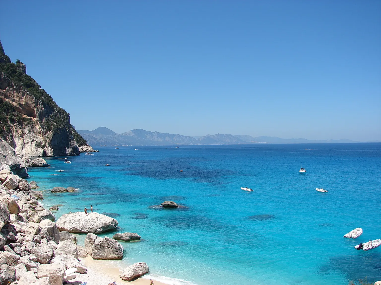 Tyrkysové moře a skalnaté pobřeží u Cala Goloritzé na Sardinii