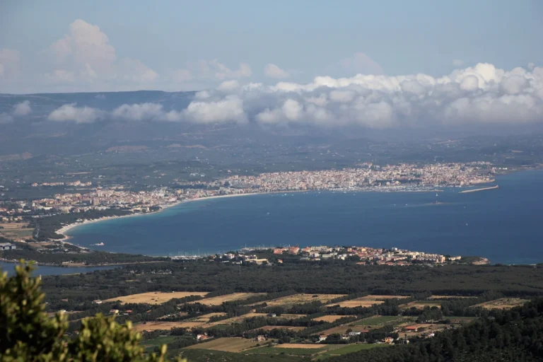 Pohled na Alghero, jeho historickou zástavbu a pobřeží Sardinie