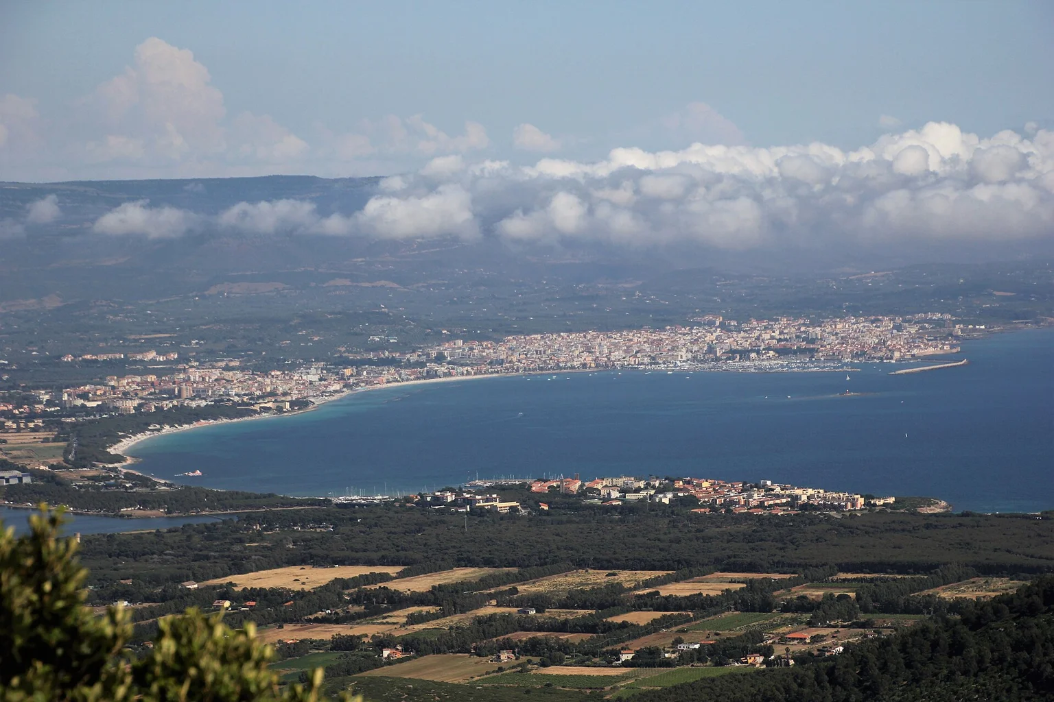 Pohled na Alghero, jeho historickou zástavbu a pobřeží Sardinie