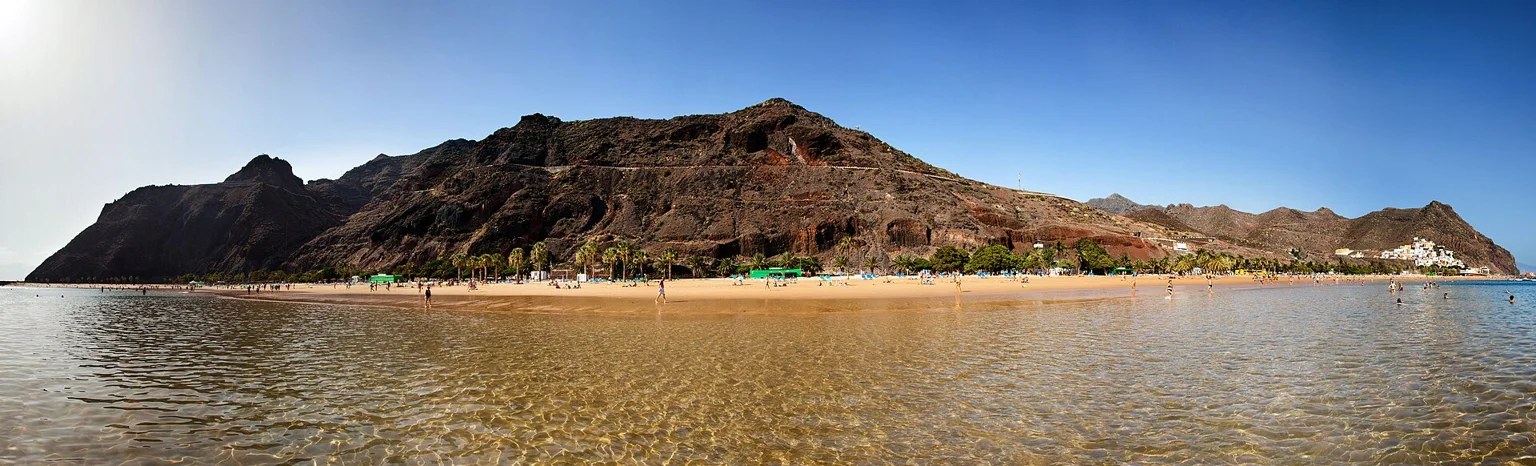 Pláž Las Teresitas u San Andrés na Tenerife s horami v pozadí
