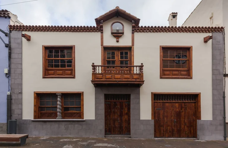 Historická fasáda s dřevěným balkonem v La Laguně na Tenerife