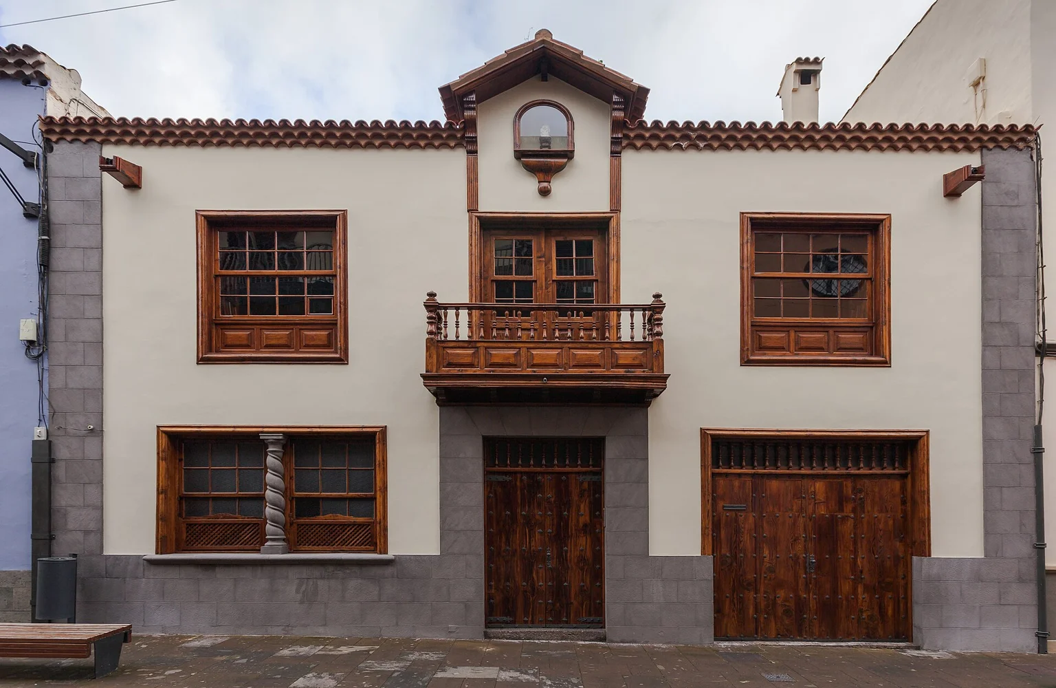 Historická fasáda s dřevěným balkonem v La Laguně na Tenerife