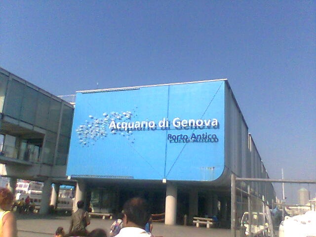 Modré průčelí Acquario di Genova se vstupem pro návštěvníky
