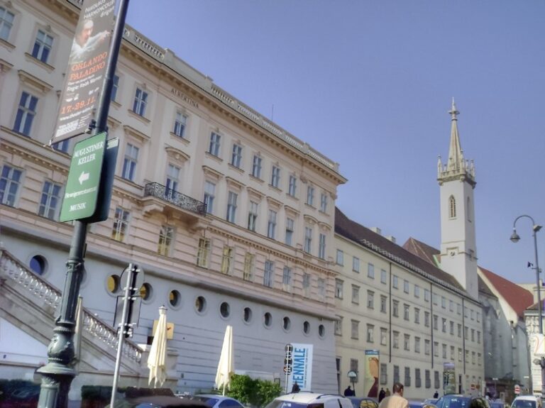 Budova galerie Albertina vedle Augustiniánského kostela ve Vídni