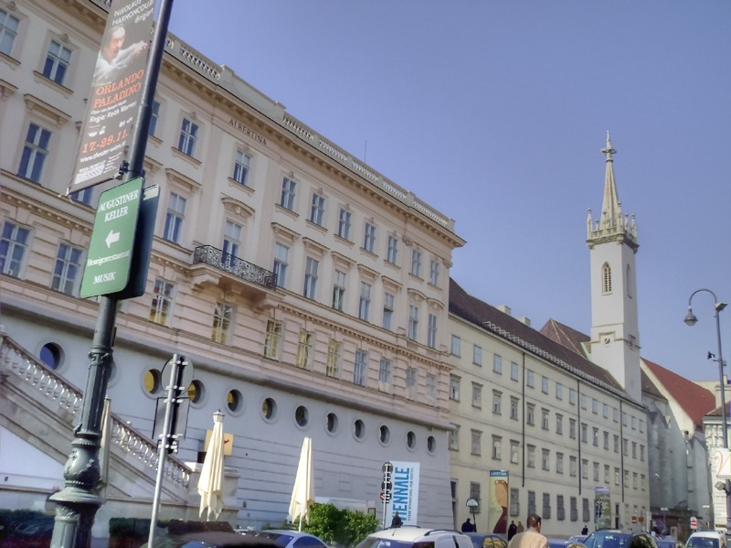 Budova galerie Albertina vedle Augustiniánského kostela ve Vídni