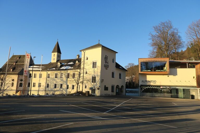Budova Weiherburg a vstupní část Alpenzoo Innsbruck